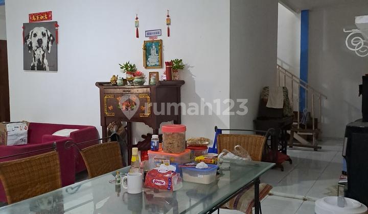 ruang keluarga rumah taman griya 2lantai 2,5are