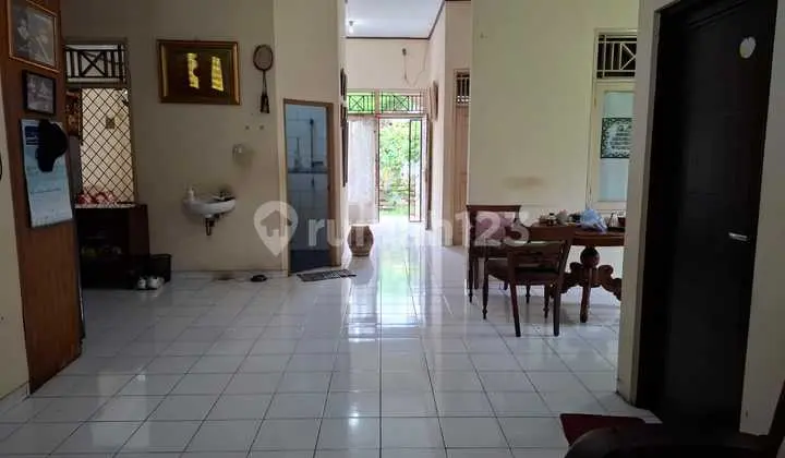 ruang makan rumah di komplek depkes 3