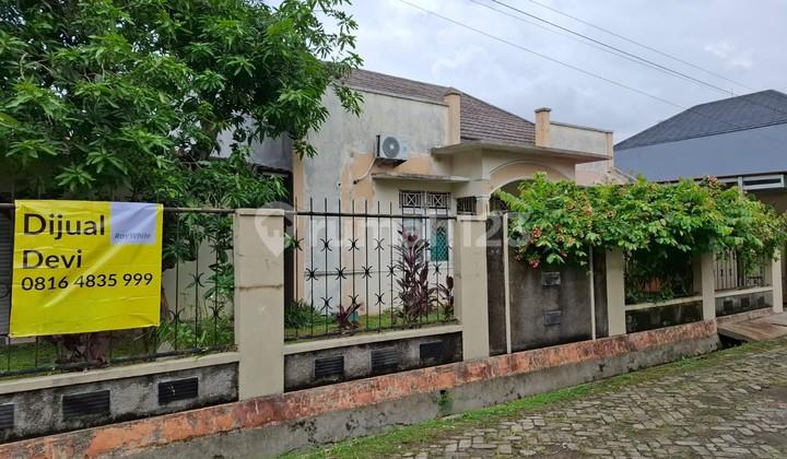 tampak depan rumah di komplek depkes 3