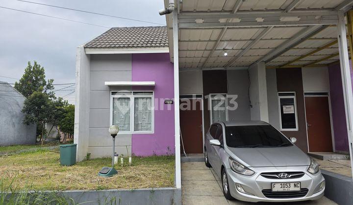 tampak depan rumah dengan posisi hoek dan