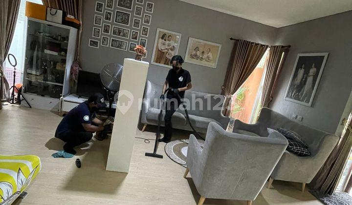 ruang keluarga rumah 2 lantai di menganti