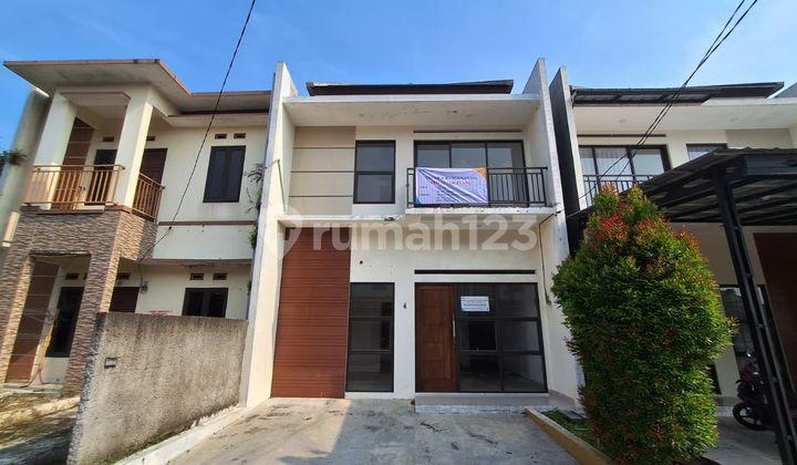 tampak depan rumah 2 lantai siap huni