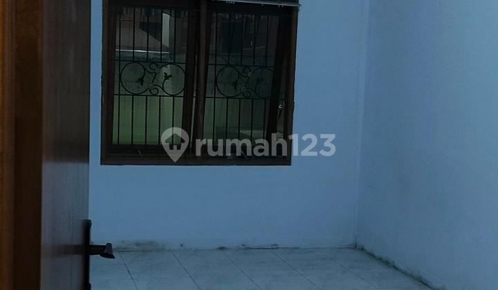 kamar tidur rumah dalam cluster di taman