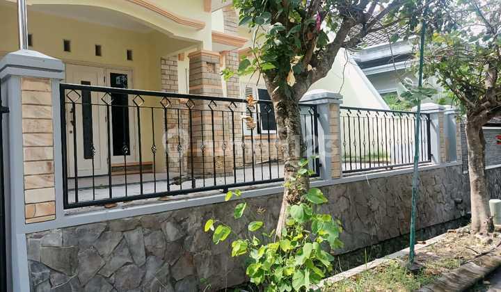 tampak depan rumah asri dekat ub &