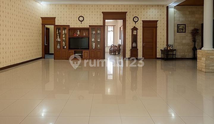 ruang keluarga rumah sultan cibubur private resort