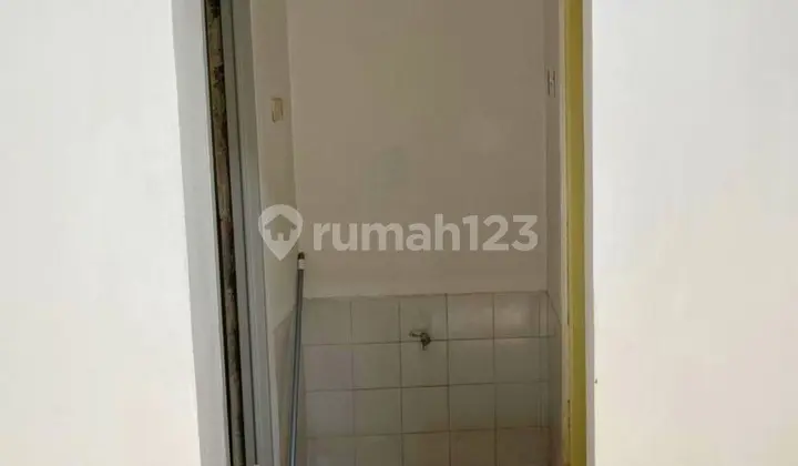 kamar mandi rumah dekat pusat bisnis di