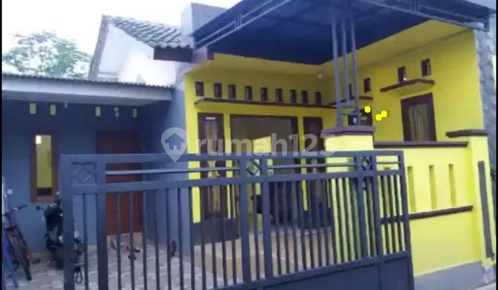 tampak depan dijual rumah kondisi siap huni
