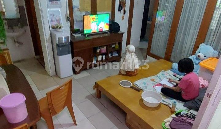 ruang keluarga rumah siap huni dalam cluster