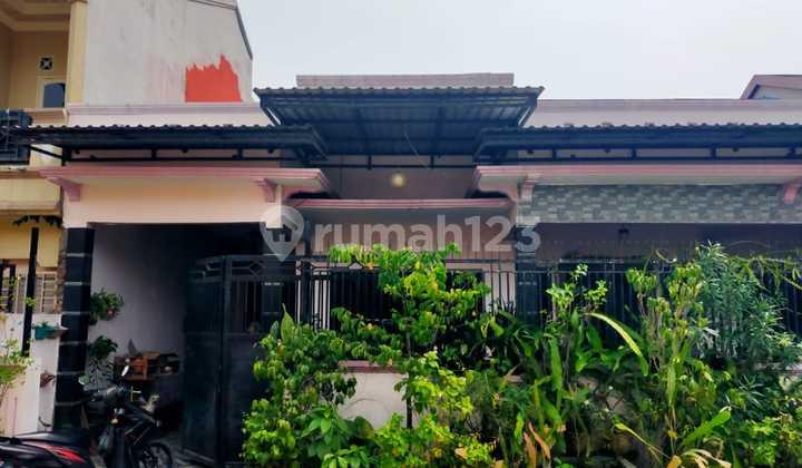 tampak depan dijual rumah siap huni di