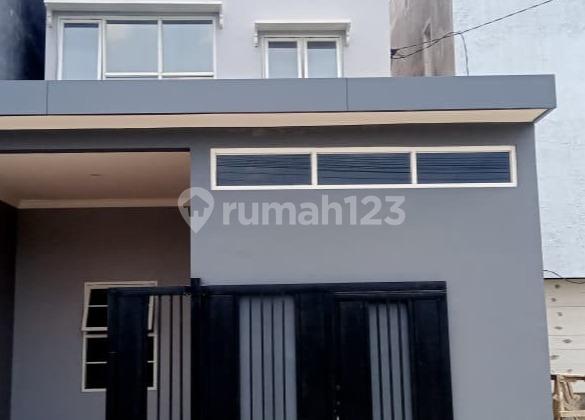 tampak depan rumah siap huni, 3 lantai,
