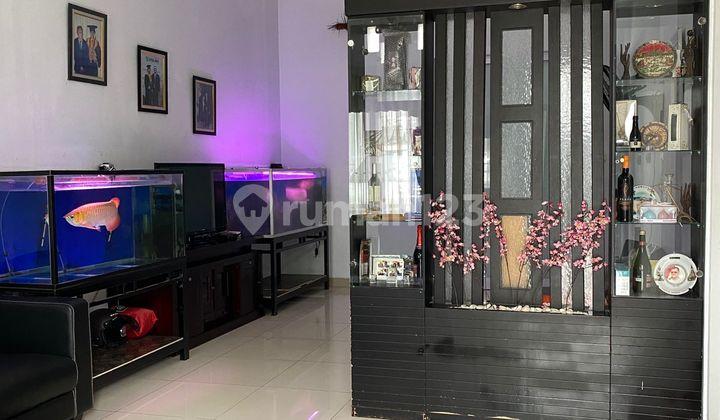 ruang tamu rumah 2 lantai akses strategis