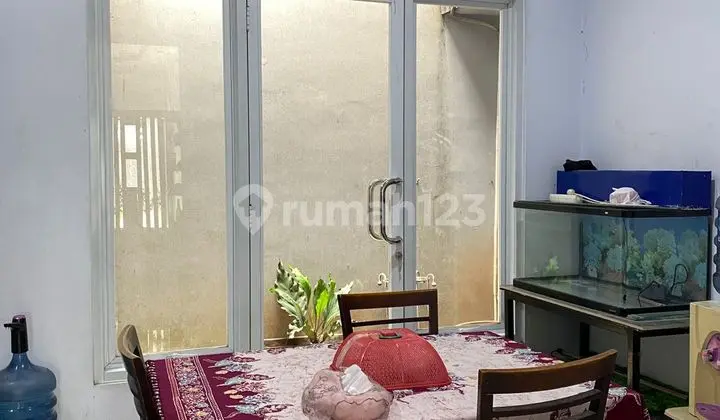 ruang makan rumah 2 lantai akses strategis