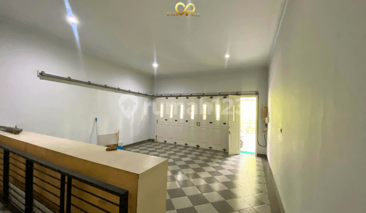 garasi/carport rumah hoek mewah furnished dalam