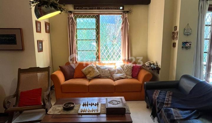 ruang tamu rumah bagus terawat 2 lantai