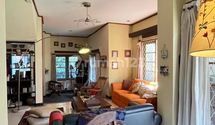 ruang keluarga rumah bagus terawat 2 lantai