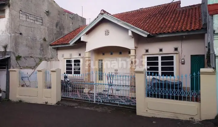 tampak depan dijual rumah strategis dekat plaza