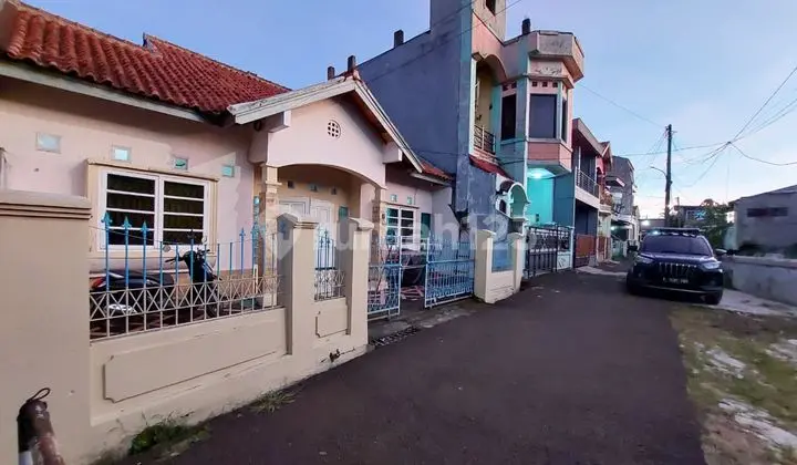 tampak depan dijual rumah strategis dekat plaza