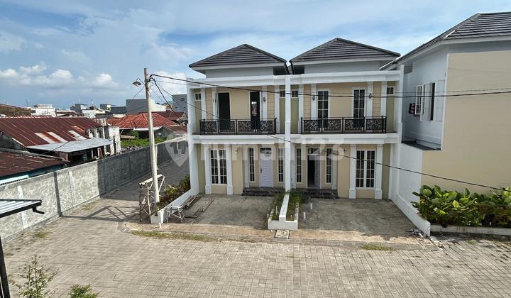 tampak depan rumah 2 lantai pusat kota