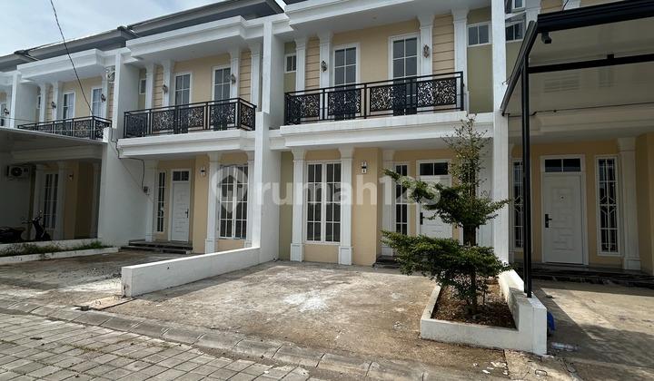 tampak depan rumah 2 lantai pusat kota