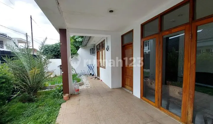 tampak depan rumah luas lingkungan tenang dan