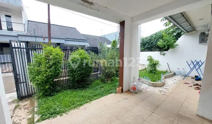 tampak depan rumah luas lingkungan tenang dan