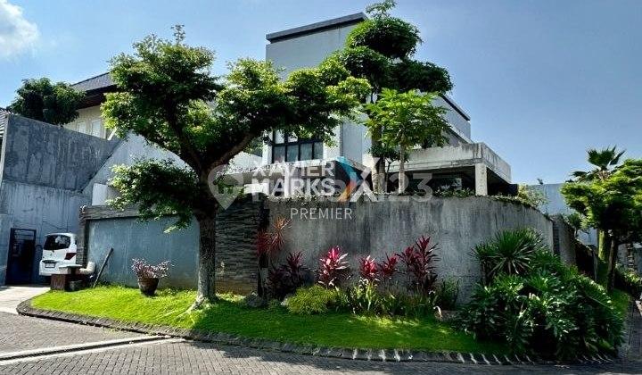 tampak depan rumah hook konsep open plan