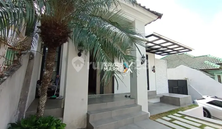 teras rumah bagus dan terawat di