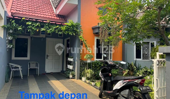 tampak depan rumah 2 lantai terawat di