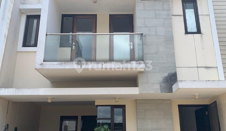 ruang keluarga rumah 3 lantai minimalis sari