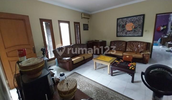 ruang keluarga rumah di villa cinere mas