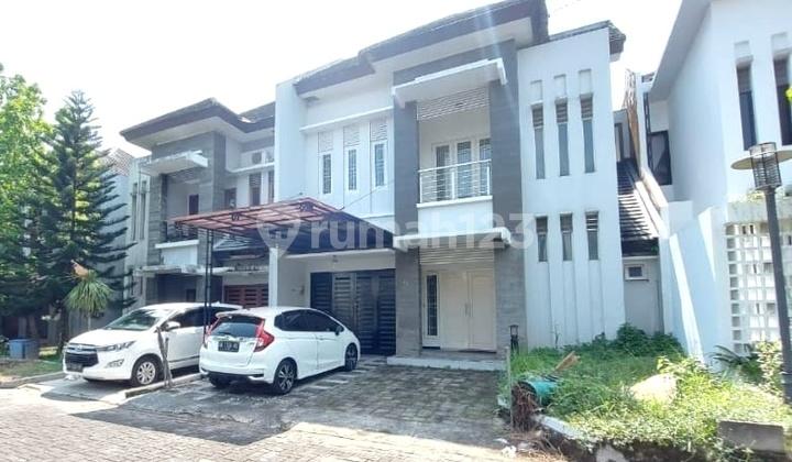 tampak depan rumah shm dlm perum elit