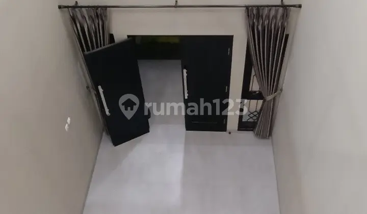 ruang tamu rumah baru mewah 2 lantai