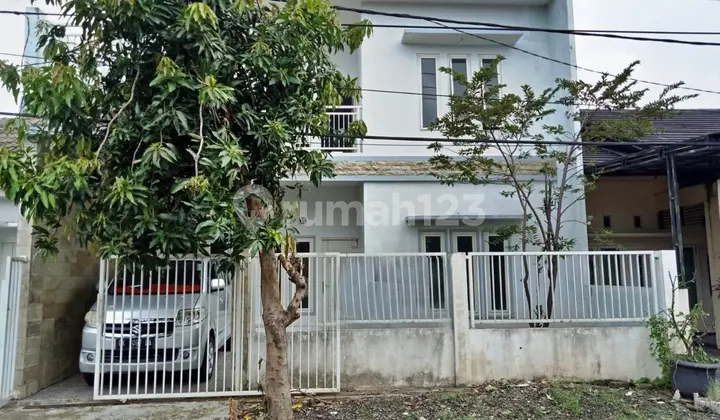 tampak depan dekat gate masuk rumah minimalis