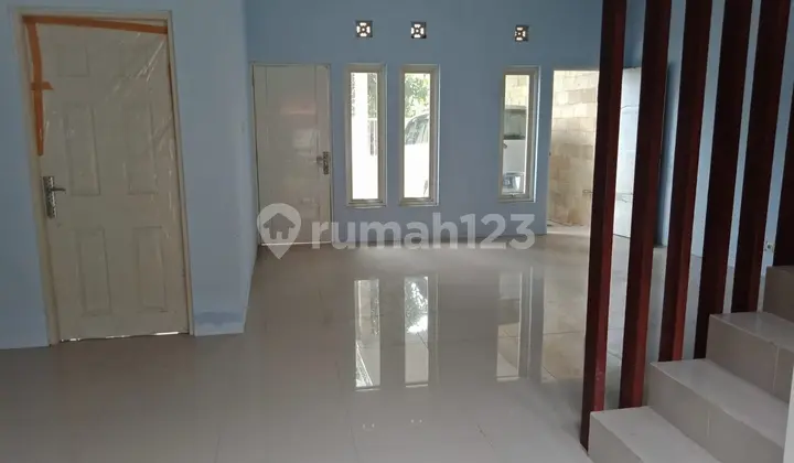 ruang keluarga dekat gate masuk rumah minimalis