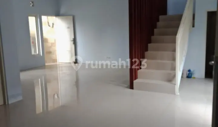 ruang keluarga dekat gate masuk rumah minimalis