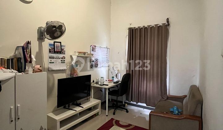 ruang keluarga rumah 2 lantai siap huni