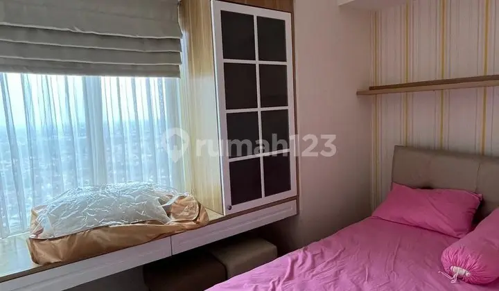 kamar tidur disewakan apartemen tanglin surabaya connecting