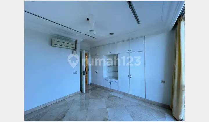 kamar tidur spacious living area with comfortable