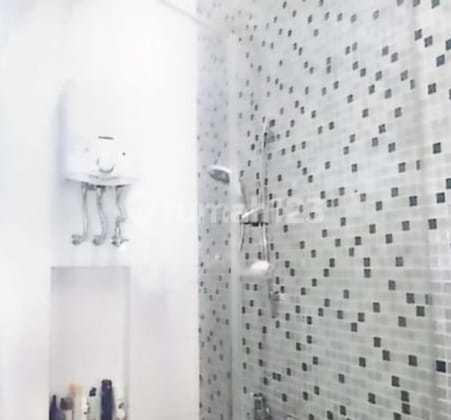 kamar mandi rumah modern 2 lantai di