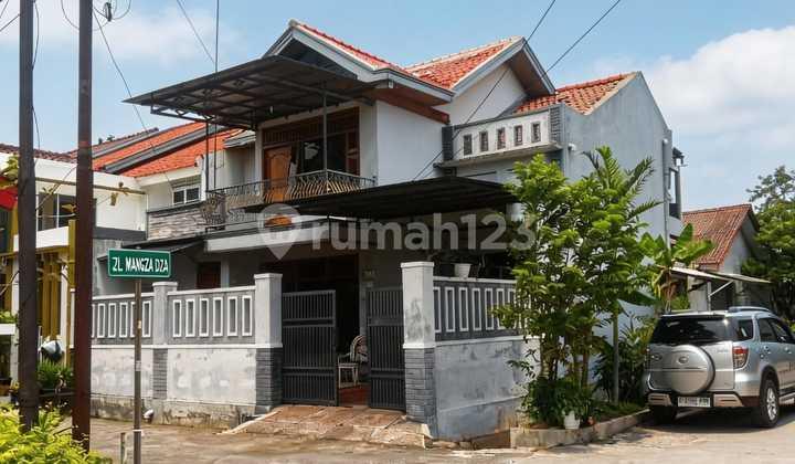 tampak depan rumah di bintara indah aksesnya