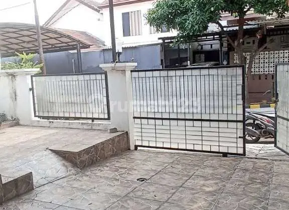 garasi/carport rumah terawat dalam komplek di