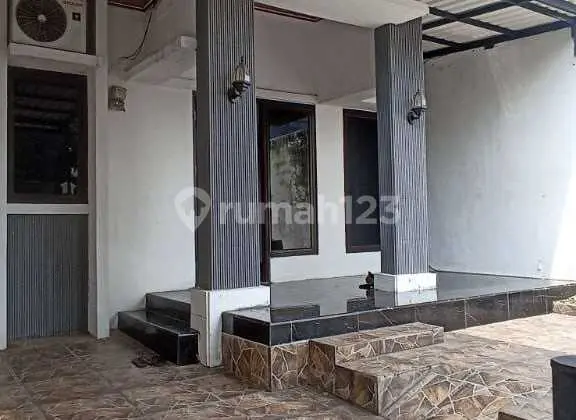 teras rumah terawat dalam komplek di