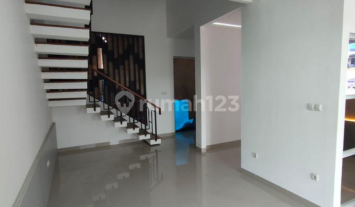 ruang tamu rumah dua lantai ready strategis