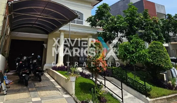 tampak depan rumah fullerton place lokasi strategis