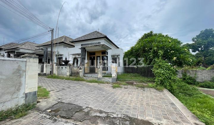 tampak depan rumah modern keluarga bahagia jl