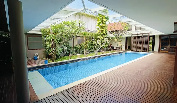 kolam renang rumah mewah dikawasan elit teras