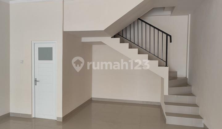 ruang tamu ruko dua lantai di dekat