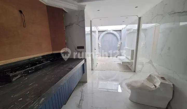 kamar mandi rumah mewah full furnished tengah