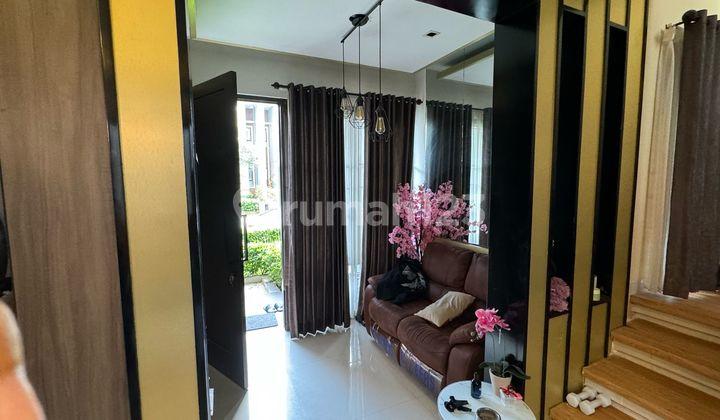 ruang tamu rumah mewah modern di kemang