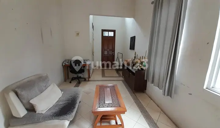 ruang tamu rumah huk tanah luas di